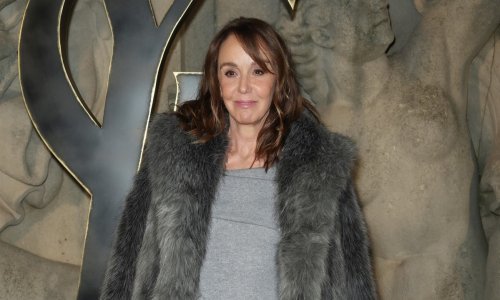 Siva boja nikada nije bila privlačnija, a stajling ove chic Francuskinje to i dokazuje