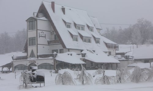 [FOTO] Nove pahulje počele padati kod Plitvičkih jezera, pogledajte kako se sve zabijelilo