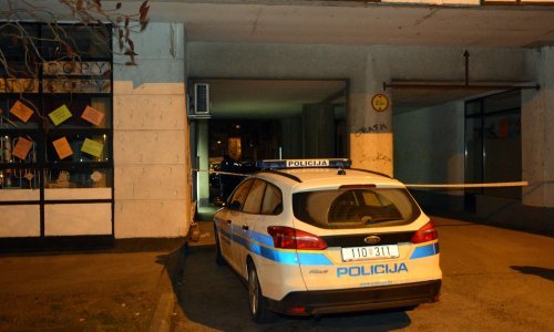 Muškarac kod Rijeke dostavljaču prijetio replikom pištolja, a policija traži i starca kojeg je napao prije koji dan