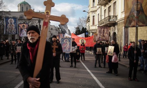 [FOTO] 'Križni hod za spas Srbije': Defilirali Beogradom u borbi za Kosovo, policajcima vikali da su ustaše