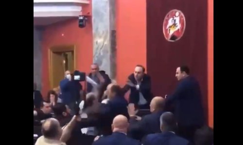Makljaža zastupnika: Zbog stranih agenata masovna tučnjava u gruzijskom parlamentu