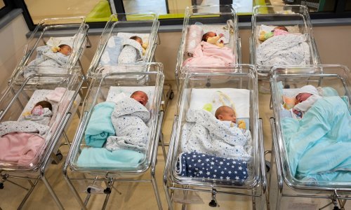 Komercijalno surogat-majčinstvo industrija je u procvatu: Istospolni parovi i samci podigli potražnju za bebama