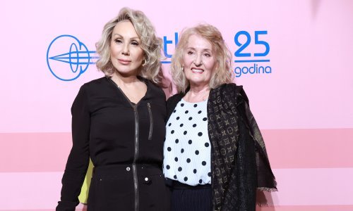 Lepa Brena na zagrebačkoj premijeri: Društvo joj je pravila sestra koju inače ne viđamo u javnosti