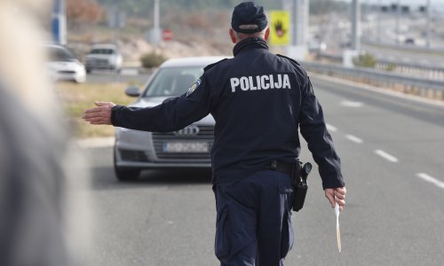 Rabijantna suvozačica u Sukošanu napala dvojicu policajaca i lakše ih ozlijedila