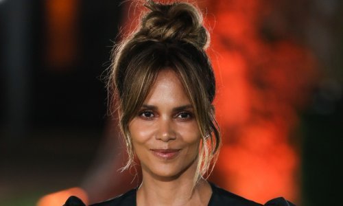 Halle Berry objavila urnebesni video u kojem joj stilistica pokušava zakopčati hlače