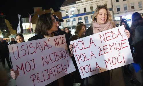 [FOTO] U Osijeku održan prvi Noćni marš: Svoju Rosu Luxemburg imali smo još prije stotinu godina