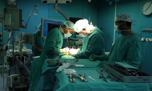 Sjajan uspjeh u KB-u Dubrava: Operacija je trajala pet sati, ali mladiću je spašena šaka!