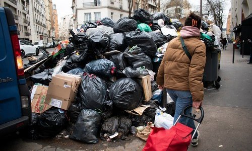 Bageri u akciji: Pariz nakon tri tjedna štrajka kreće uklanjati 7.000 tona smeća s ulica
