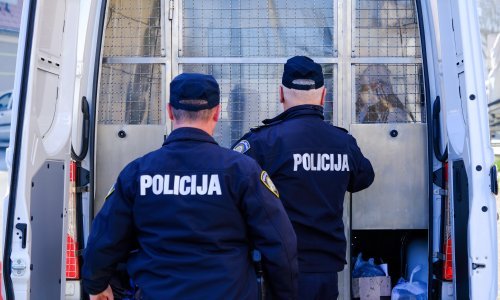 Muškarac kod Karlobaga izudarao trojicu policajaca i lakše ih ozlijedio