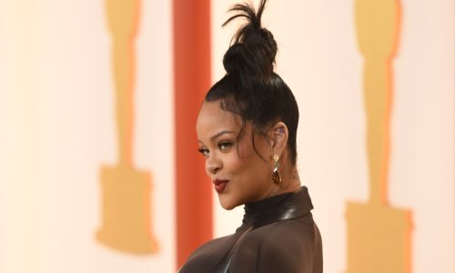 Rihanna uoči dodjele Oscara ušetala u ribarskom šeširu, nogometnom dresu i tenisicama od 69 eura