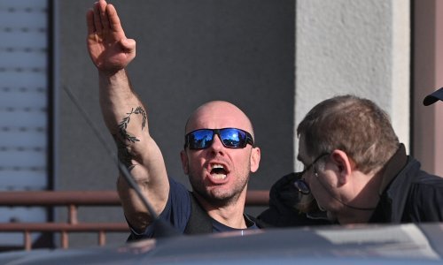 [FOTO] Kako je izgledalo uhićenje rasista: Urlao je 'Heil Hitler' i dizao desnicu