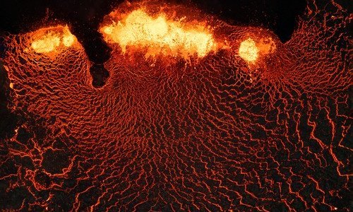 [FOTO] Dronom 'uhvaćene' nevjerojatne snimke vrele lave eruptirajućeg vulkana na Islandu