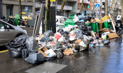 Zbog štrajka radnika čistoće na ulicama Pariza 10.000 tona smeća