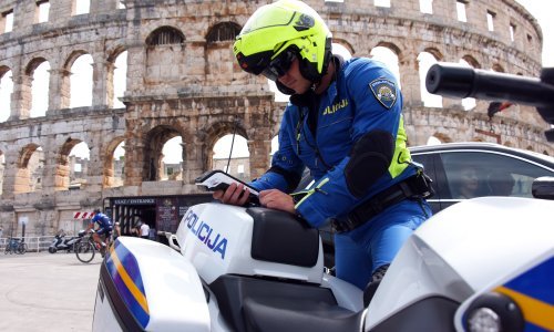 Nikad nije položio vozački, a policija ga zatekla u prometu; pokušao je pobjeći i ozlijedio dvoje policajaca