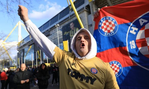 [FOTO] Pogledajte kako su se Hajdukovi navijači zabavljali u gradu, prije nego ih je policija dopratila do stadiona