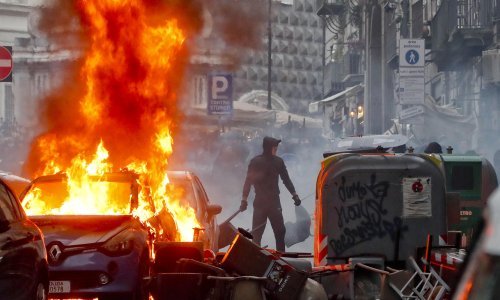[FOTO] Huliganski ples Eintrachtovih ultrasa u Napulju, zapaljen automobil, centar grada kao ratna zona