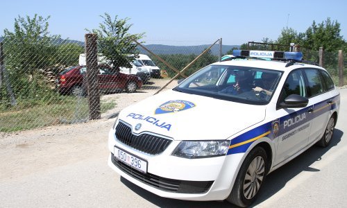 Policija kod Slunja ulovila mladića koji je prevozio devet ilegalnih migranata