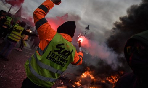 [FOTO] Žestoki neredi u Francuskoj zbog mirovinske reforme: Policija uhitila 217 prosvjednika