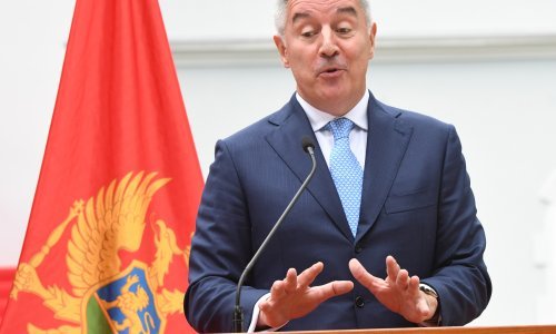 Previranja u susjedstvu: Đukanović raspisao izbore, upućen zahtjev za ocjenom ustavnosti