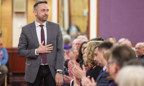 Piletić objasnio detalje naknada za roditelje njegovatelje, iznosit će najmanje 5000 kuna