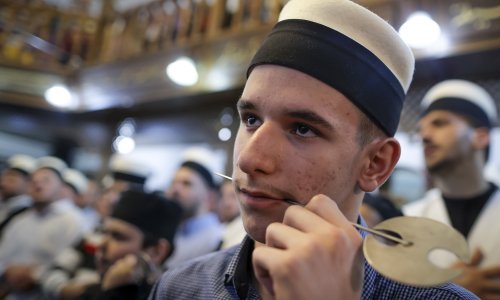 [FOTO] Derviši na Kosovu slave početak proljeća obredom probadanja tijela bez krvi i boli