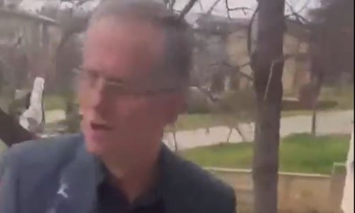 [VIDEO] Oporbeni aktivisti gađali Kurtijevog zamjenika tortom zbog dogovora sa Srbijom