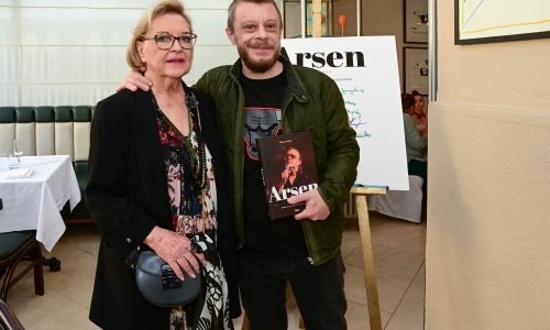 Održana promocija najnovije knjige o Arsenu Dediću: Stigli su brojni prijatelji čuvene glazbene obitelji