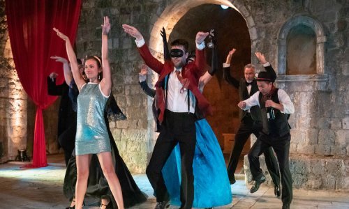 Po prvi puta od osnutka festivala, dubrovački Midsummer Scene ovog ljeta postavlja mjuzikl na Lovrjencu