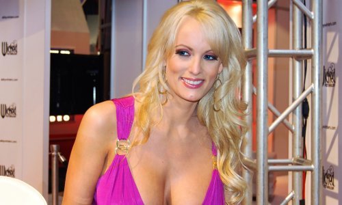 [FOTO/VIDEO] Preživio je dva pokušaja opoziva, ali zbog nje bi Trump mogao završiti na sudu. Tko je Stormy Daniels?