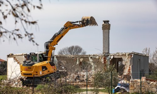 [FOTO/VIDEO] Državni inspektorat kod Pule srušio bespravno sagrađenu kuću majke troje djece
