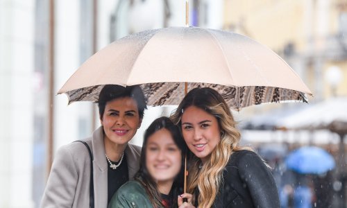 Ni kiša im nije smetala: Anica Kovač snimljena u društvu kćeri Letizije, ali i Viktorije, koju nismo imali prilike vidjeti