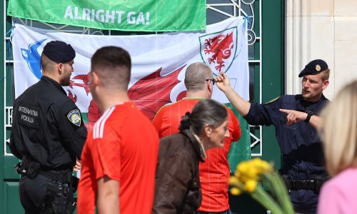 [VIDEO/FOTO] Policija na Rivi skidala zastave koje su postavili Velšani; sve je više navijača, sprema se i korteo do Poljuda
