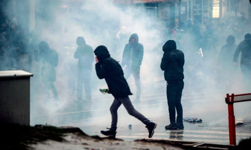 Na zgradu Vlade u Prištini bačene dimne bombe, traži se ostavka Kurtija