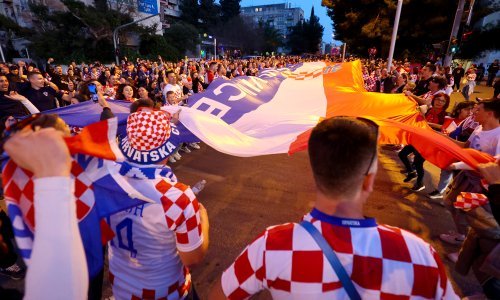 [FOTO] Velika hrvatska zastava od centra grada Splita ide prema stadionu Poljud, ludnica na ulicama