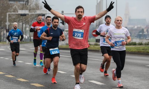 [FOTO] Ne smeta im ružno vrijeme: Trkači zavladali ulicama Zagreba, krenuo proljetni polumaraton