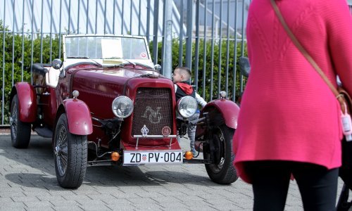 [FOTO] Oldtimeri privlačili poglede na suncu: Pogledajte jurilice koje su se poredale ispred zadarskog Višnjika