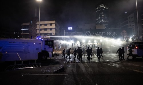Netanyahu popustio, ali Izraelci ne odustaju: Pola milijuna ljudi na ulici, policija ih suzbija vodenim topovima