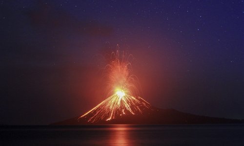Vulkan Anak Krakatoa u Indoneziji počeo erumpirati, izbacio golem oblak pepela