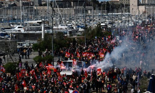 U neredima širom Francuske ozlijeđeno više od 1000 policajaca i vatrogasaca