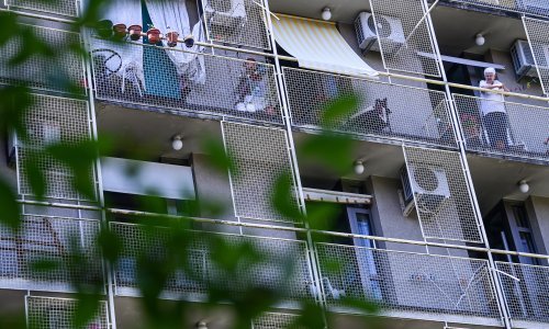 Stari i nemoćni u brigama: Dobrostojeći građani u jeftine javne, hitni slučajevi u skupe privatne domove. Trebaju li nam vaučeri?