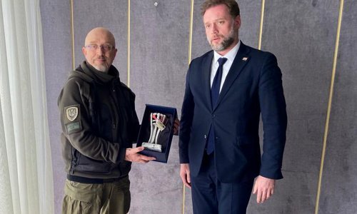 Banožić se u Ukrajini susreo s ministrom obrane Reznikovim i poklonio mu šal NK Cibalije, a evo o čemu su razgovarali