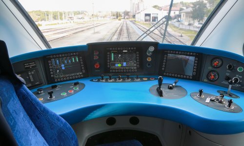 Vlak udario automobil i odbacio ga u polje, neoprezni vozač imao je puno sreće