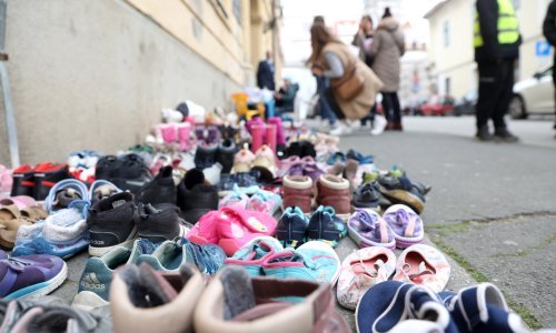 Performans roditelja odgojitelja: Tisuću dječjih cipelica pred sjedištem zagrebačke skupštine