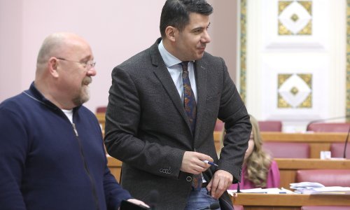 Predstava u Saboru: Grmoja uporno htio govoriti, Bauk ga podržao puštajući s mobitela Stublićev 'Chicago'