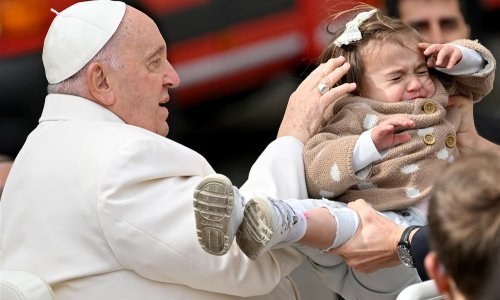 Papa koji se liječi u bolnici, iznenada posjetio bolesnu djecu, krstio i novorođenče