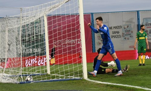[VIDEO/FOTO] Slaven srušio Istru, Mudražija zabio gol pa tražio penal. Pogledajte smiješnu situaciju...