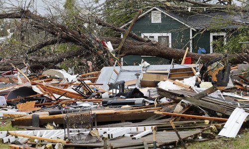 Broj poginulih u snažnom nevremenu u SAD-u narastao na šest: Tornado nosio krovove zgrada