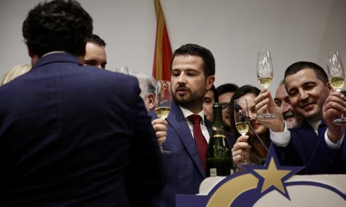 Vučić čestitao Milatoviću, beogradski tisak piše o kraju epohe Đukanovića