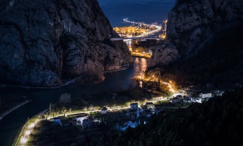 [FOTO] Pogledajte kako izgleda novi most preko Cetine noću
