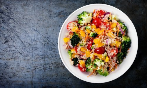 Ova brza proljetna salata prefinog je okusa, a nećete se namučiti oko pripreme